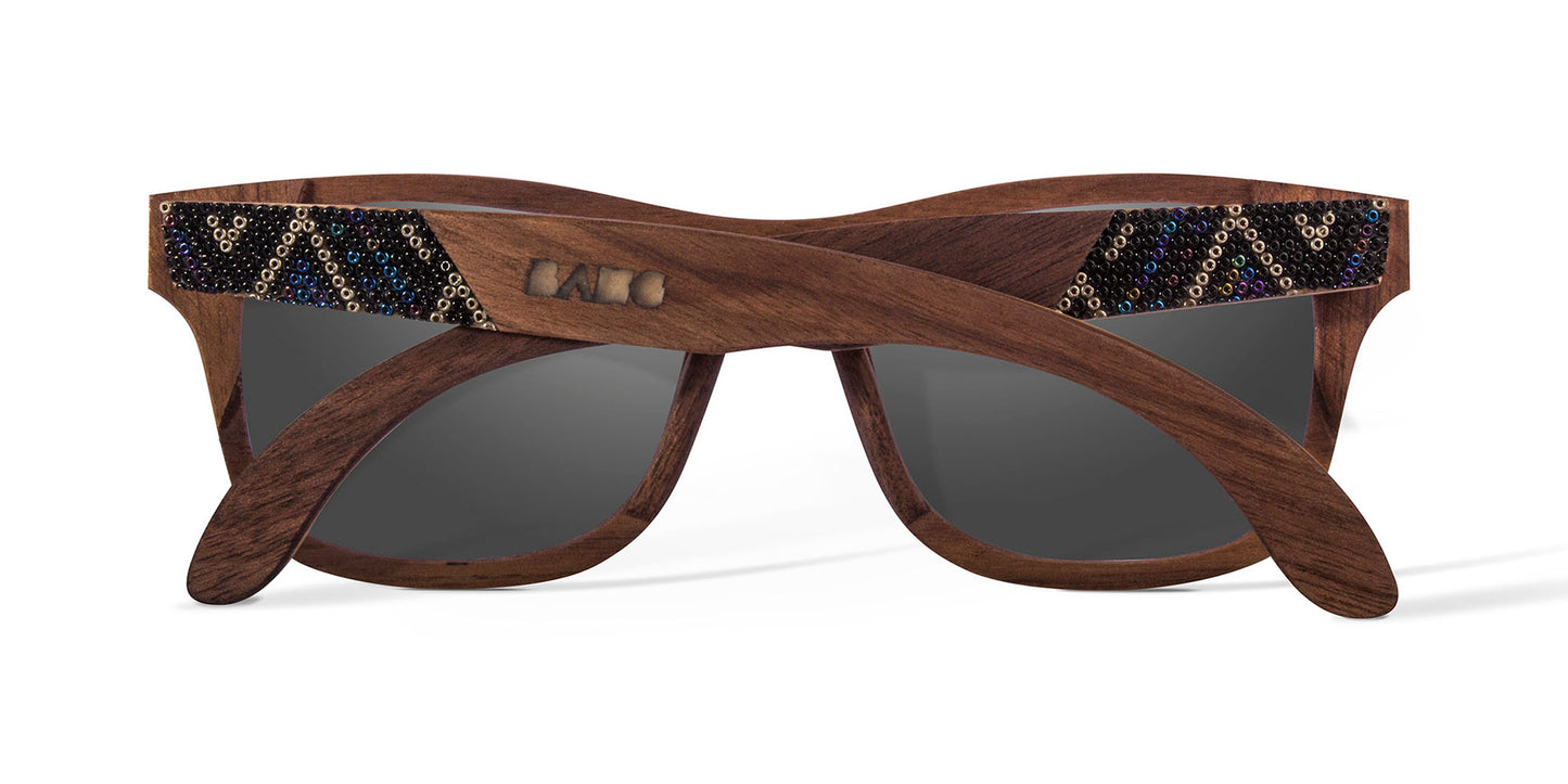 Lentes huicholes Bang, fabricados en madera, model nébula, vista trasera, fondo blanco