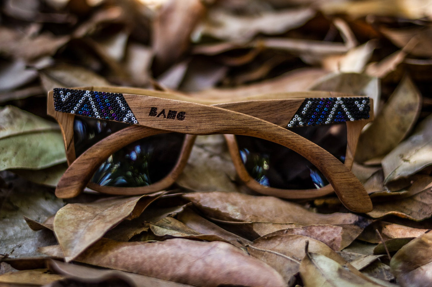 Lentes huicholes Bang, vista trasera, fondo de naturaleza, intervenidos con artesanía huichol