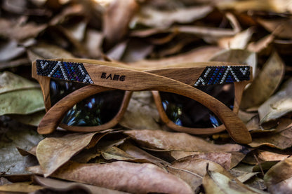 Lentes huicholes Bang, vista trasera, fondo de naturaleza, intervenidos con artesanía huichol