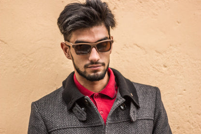 Modelo hombre usando lentes de madera Bang, modelo ónix, micas polarizadas color café