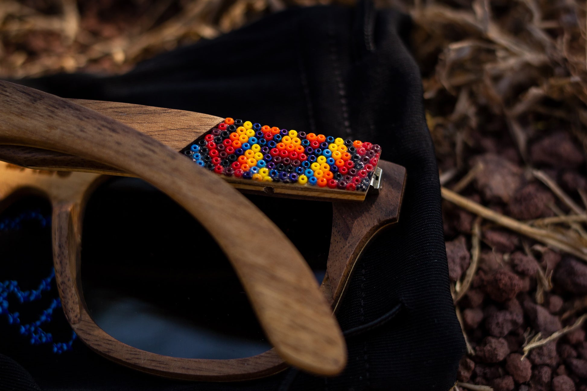 Detalle de artesanía huichol, en lentes fuego marca Bang, chaquiras sobre lentes