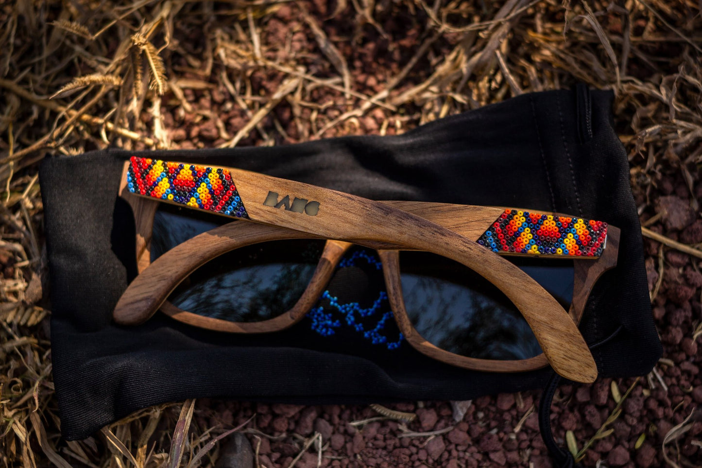 Modelo Fuego, artesanía de chaquira, arte huichol, lentes de madera sobre morral, marca Bang