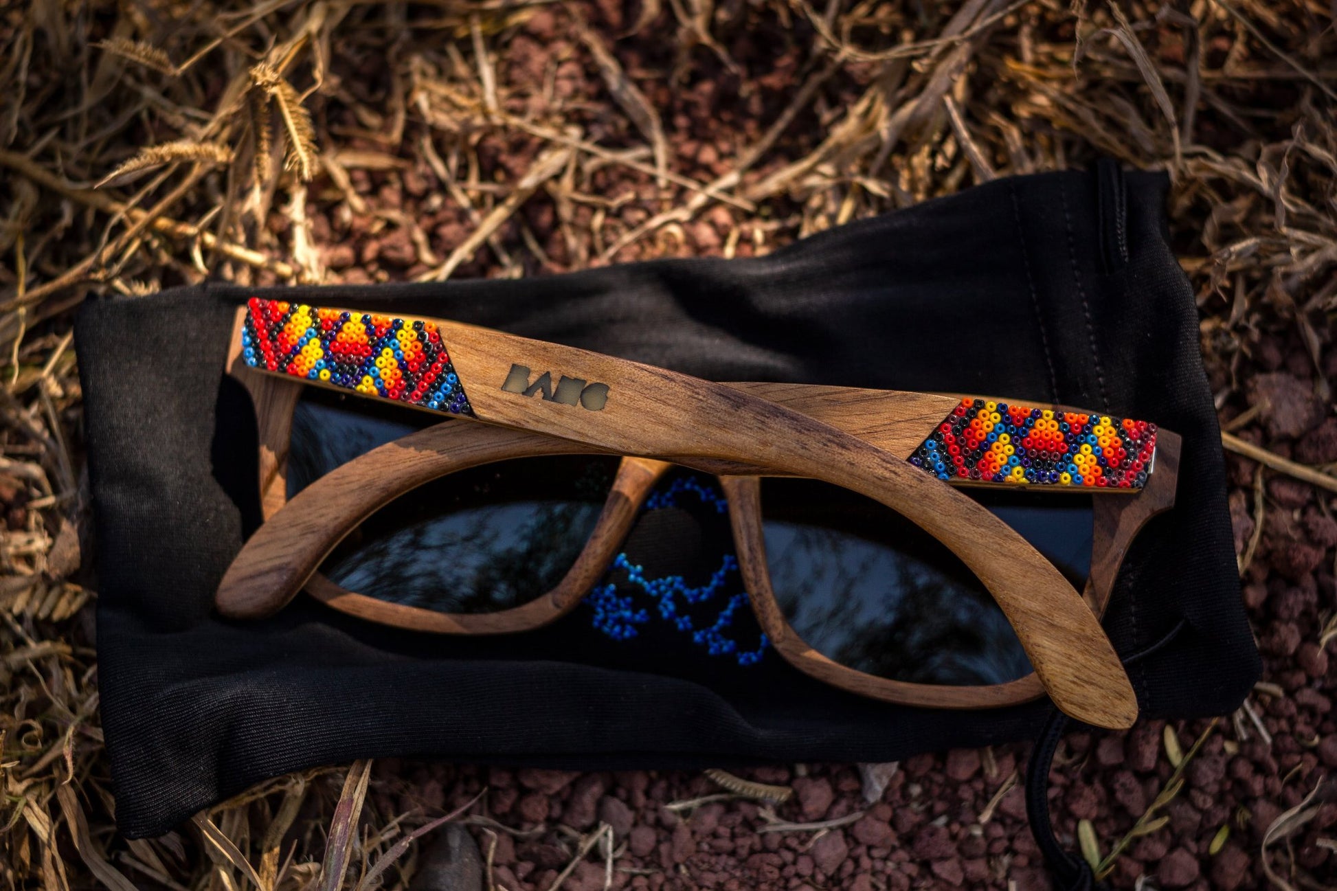 Modelo Fuego, artesanía de chaquira, arte huichol, lentes de madera sobre morral, marca Bang