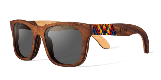 Lentes huicholes, marca bang, fabricados en madera, modelo fuego, artesanía de chaquira, vista lateral, fondo blanco