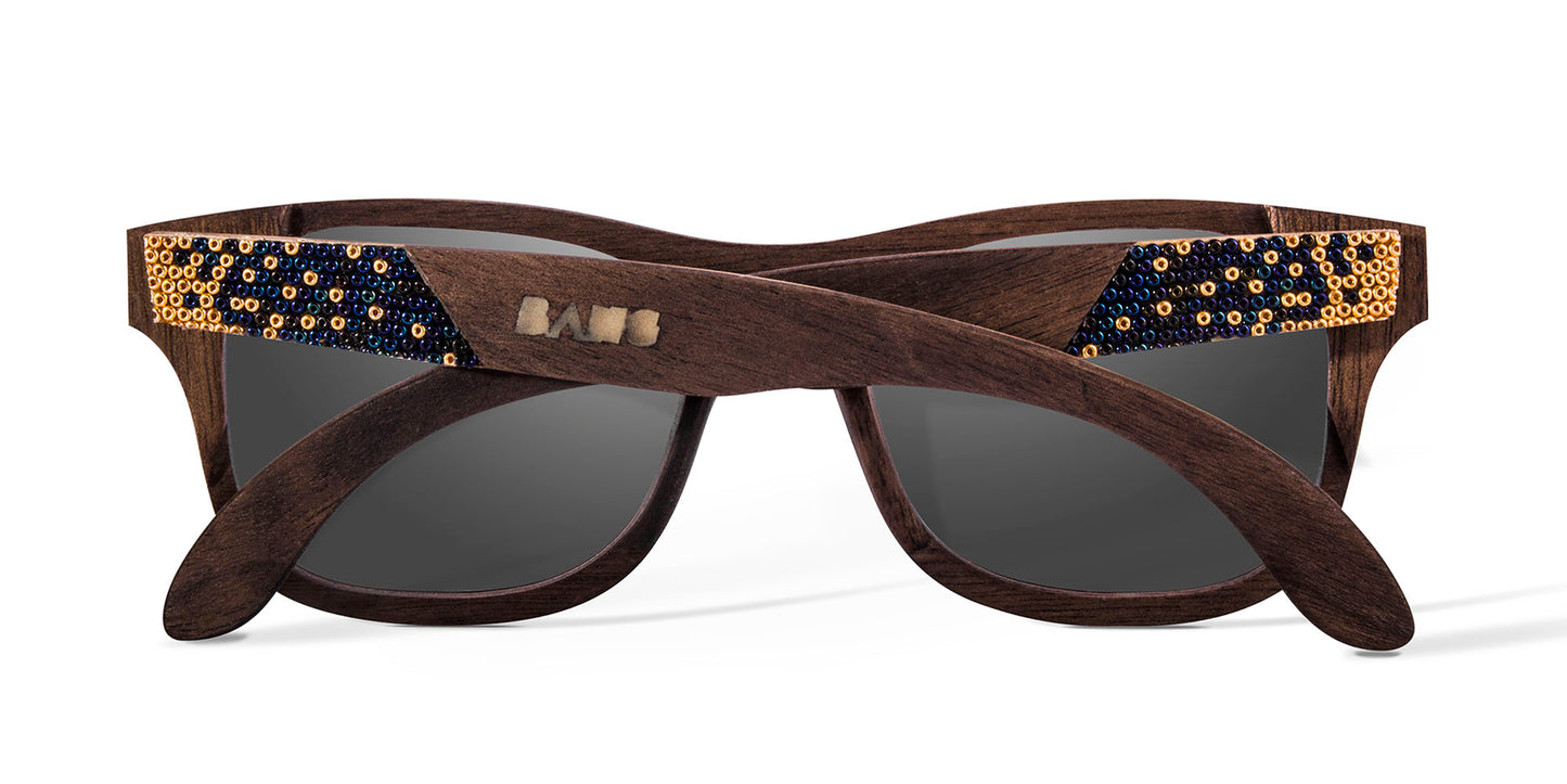 Modelo cometa, lentes huicholes de madera marca bang, vista trasera de la artesanía