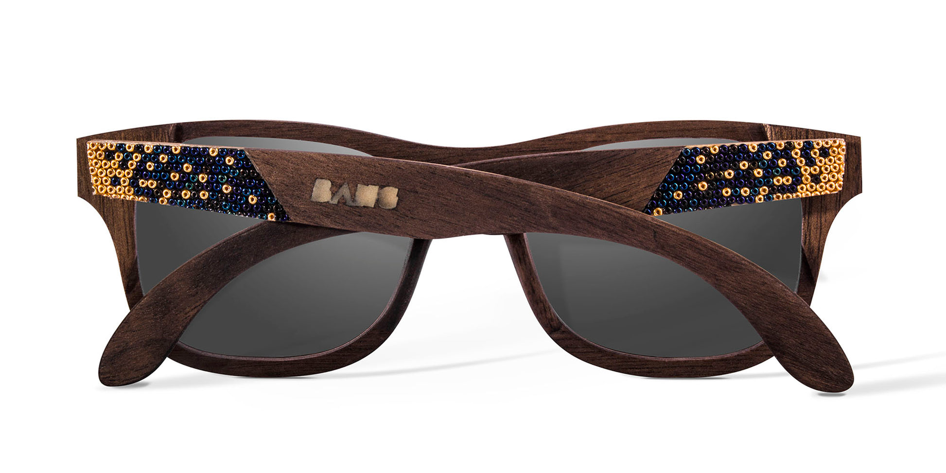 Modelo cometa, lentes huicholes de madera marca bang, vista trasera de la artesanía