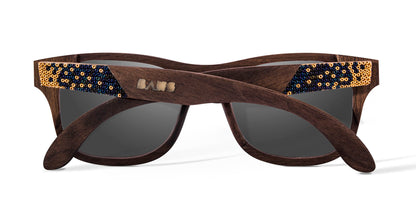 Modelo cometa, lentes huicholes de madera marca bang, vista trasera de la artesanía