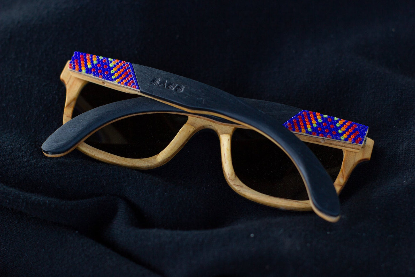 Lentes huicholes de madera con chaquira, marca bang, modelo lluvia