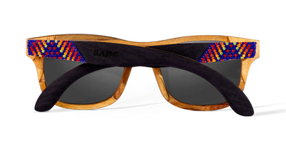 Lentes huicholes de madera, con chaquiras, oscuros, vista trasera, marca Bang, fondo blanco