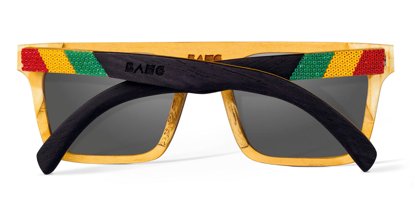 Lentes de madera rastafari, vista trasera, intervenidos con artesanía huichol, fondo blanco