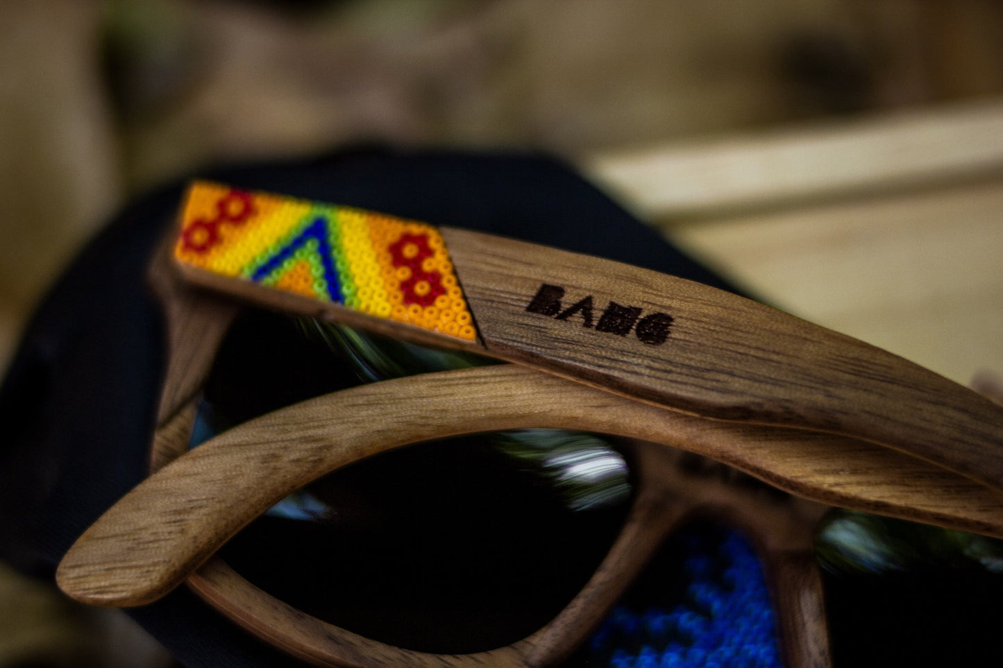 Detalle de artesanía huichol, lentes de madera bang, modelo primavera