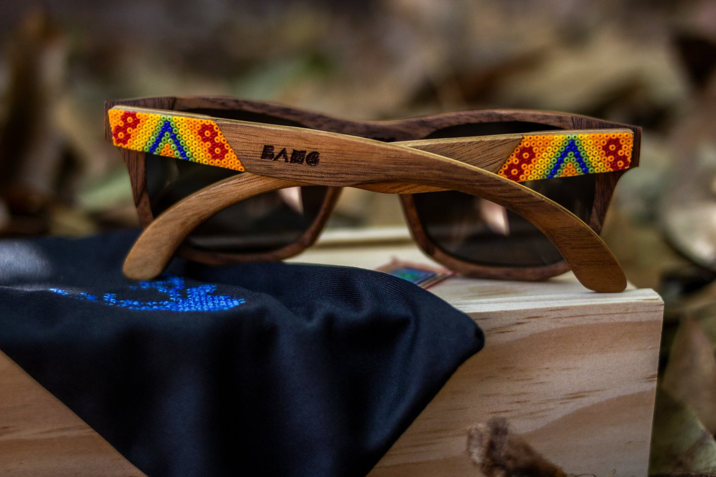 Lentes de madera bang, modelo primavera, fabricados en madera de nobal, intervenidos con artesanía huichol